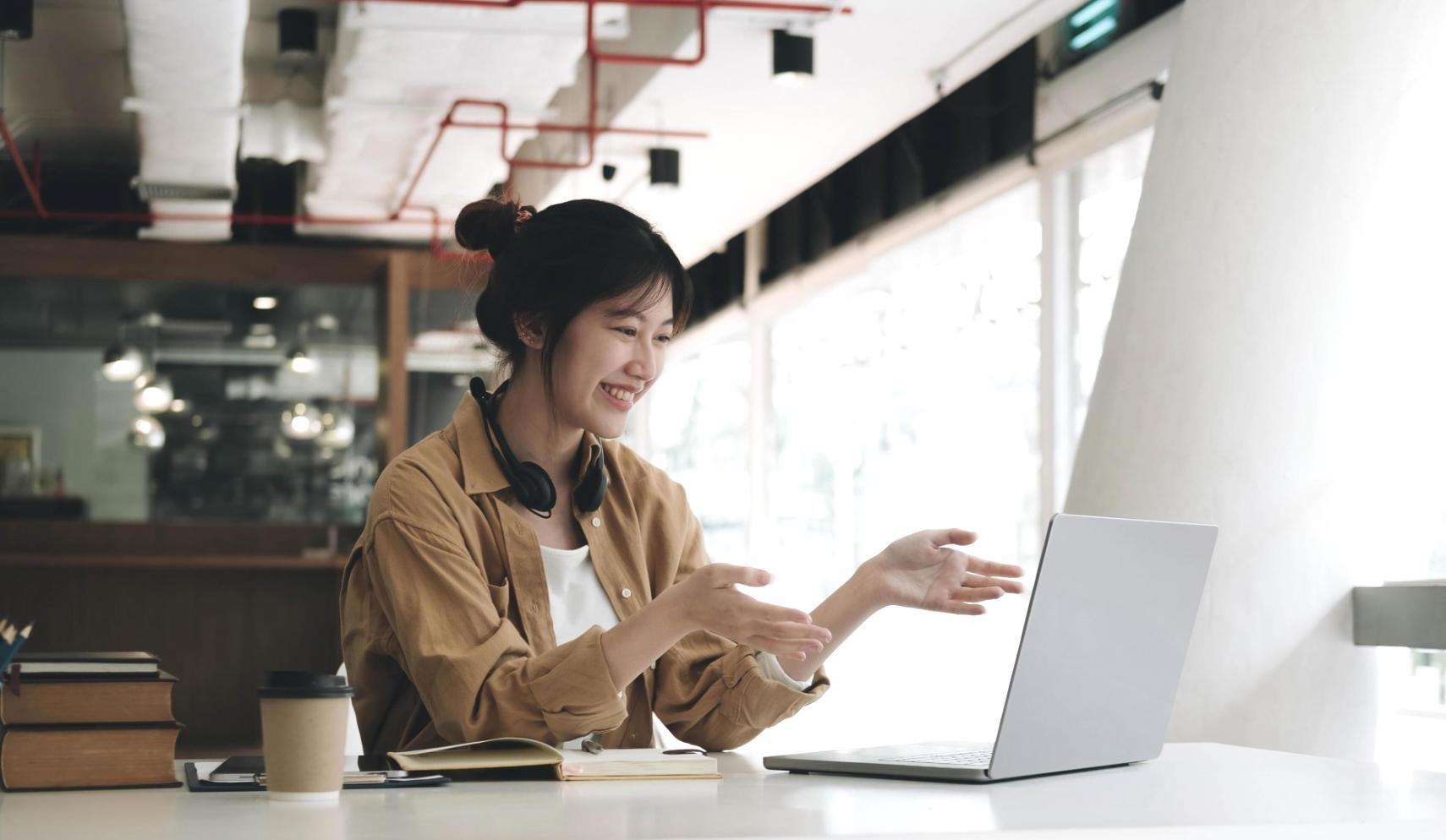 Finanzanalyst arbeitet mit Daten und Diagrammen