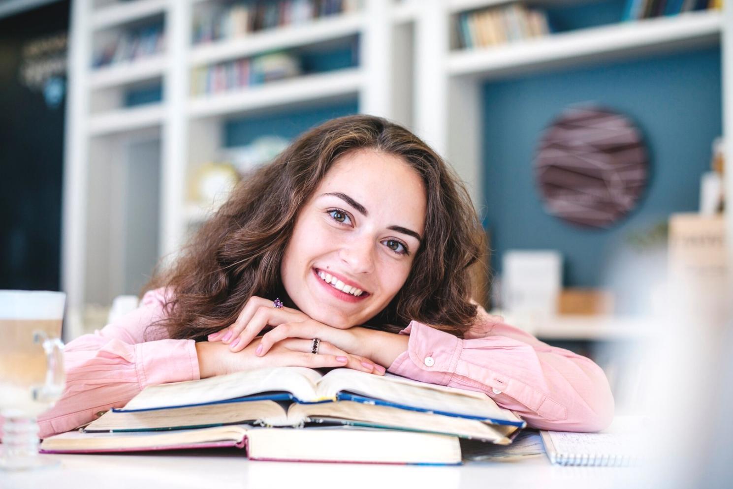 Finanzanalyst arbeitet mit Daten und Diagrammen